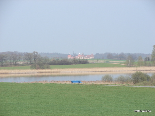 Das ist die bekannte Moritzburg, ein Lustschloss August des Starken